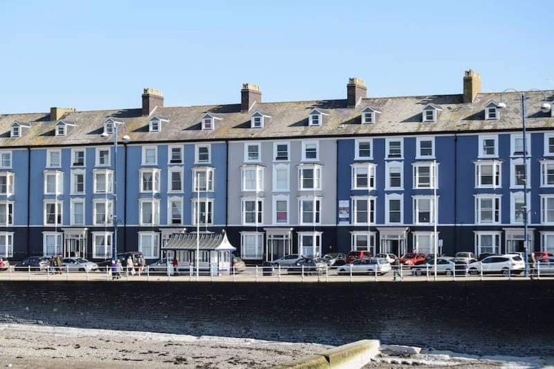 Beautiful Seafront 1 Bedroomed Apartment *